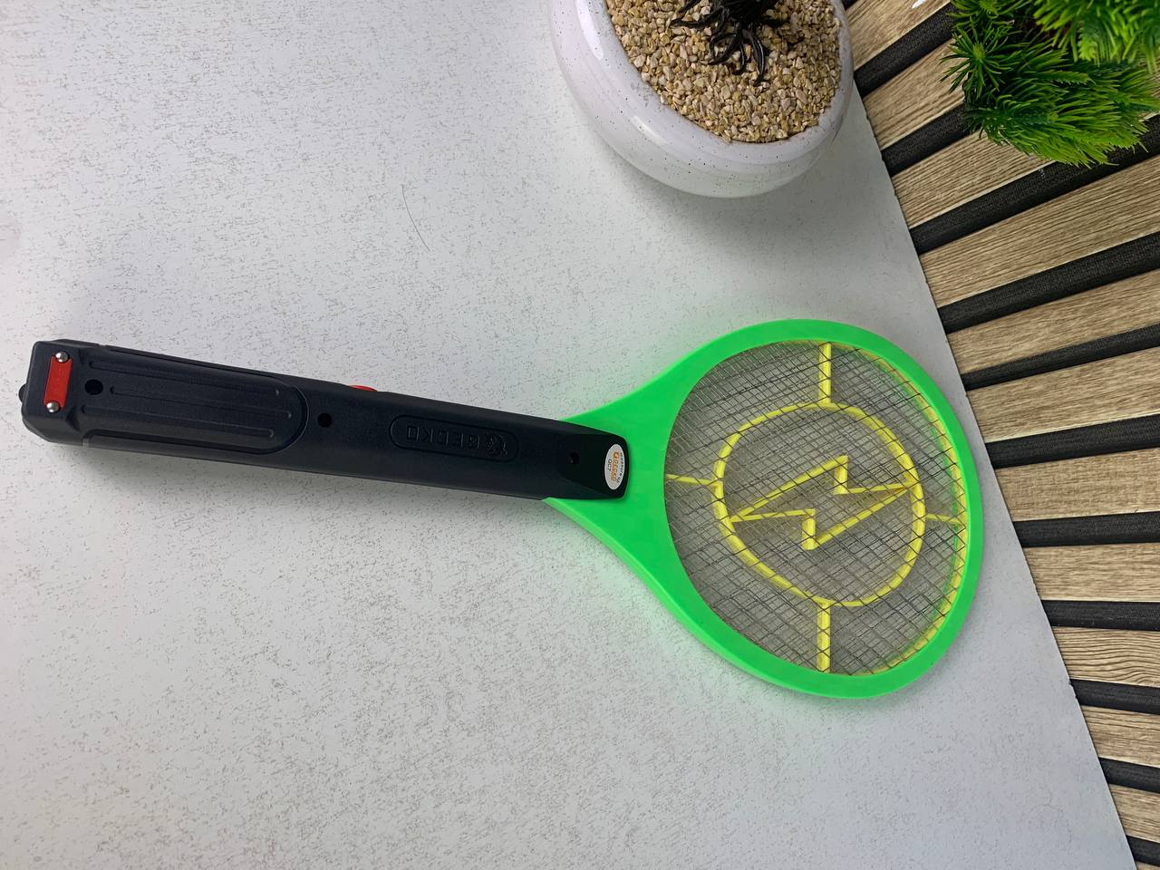 Raquette-Trappe-SWAT-Anti-Insectes-lectrique-Portable-مضرب-الحشرات-الكهربائي-المحمول.png