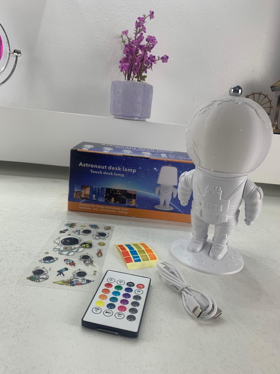 Lampe Astronaute lunaire avec télécommande et LED 16 couleurs – مصباح رجل الفضاء تنزوت