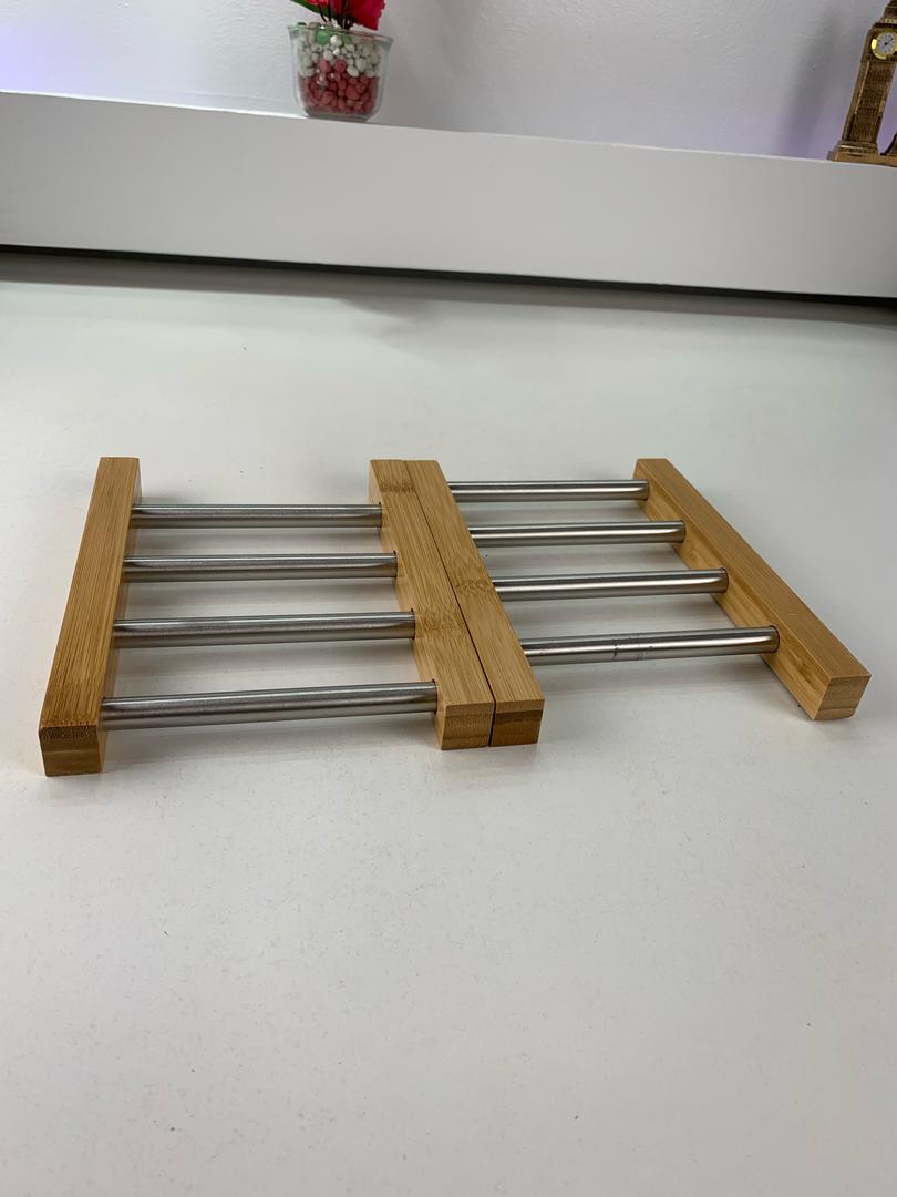 Dessous-de-Plat-Extensible-en-Bambou-et-Acier-Inoxydable-قاعدة-أواني-قابلة-للتمديد.png