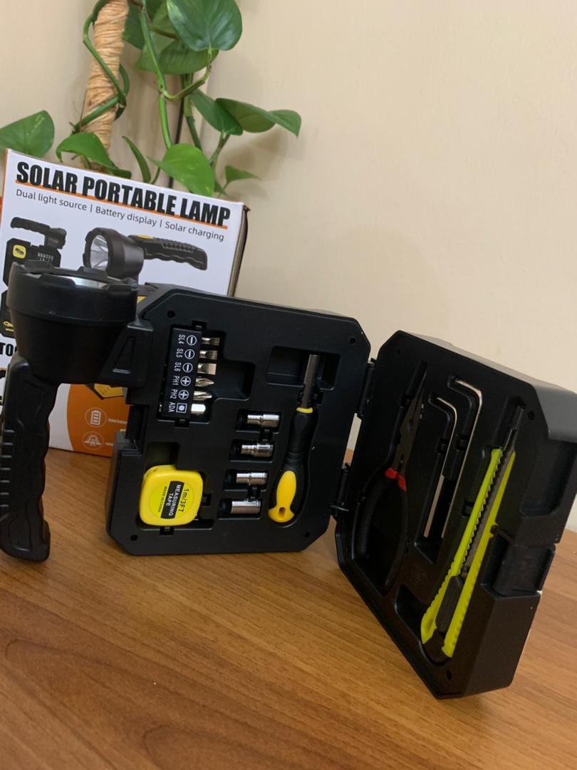 Lampe-Solaire-Portable-Avec-Kit-de-Tournevis-et-Outils.png