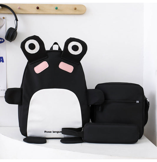 Sac-Dos-Scolaires-Enfant-3-en-1-Motif-Grenouille-Rose-Language-Style-Dos-Kawaii-Noir-SACKDS32N-طقم-حقائب-مدرسية-للأطفال-3-في-1-بتصميم-الضفدع-اللطيف.png
