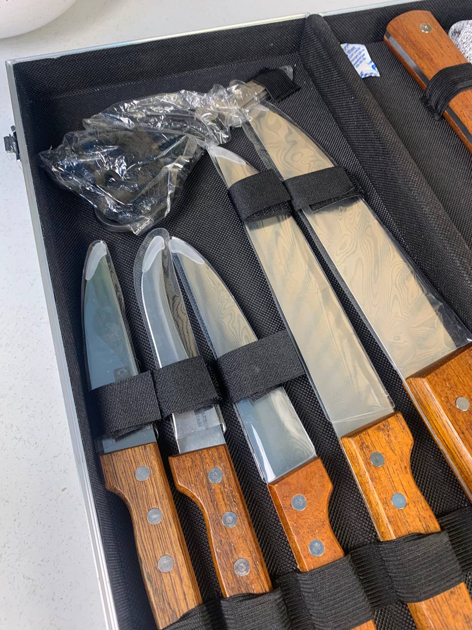 Coffret-de-Couteaux-Professionnel-avec-Valise-en-Aluminium-9Pcs-طقم-سكاكين-الجزارة-في-حقيبة-ألمنيوم-صلبة.png