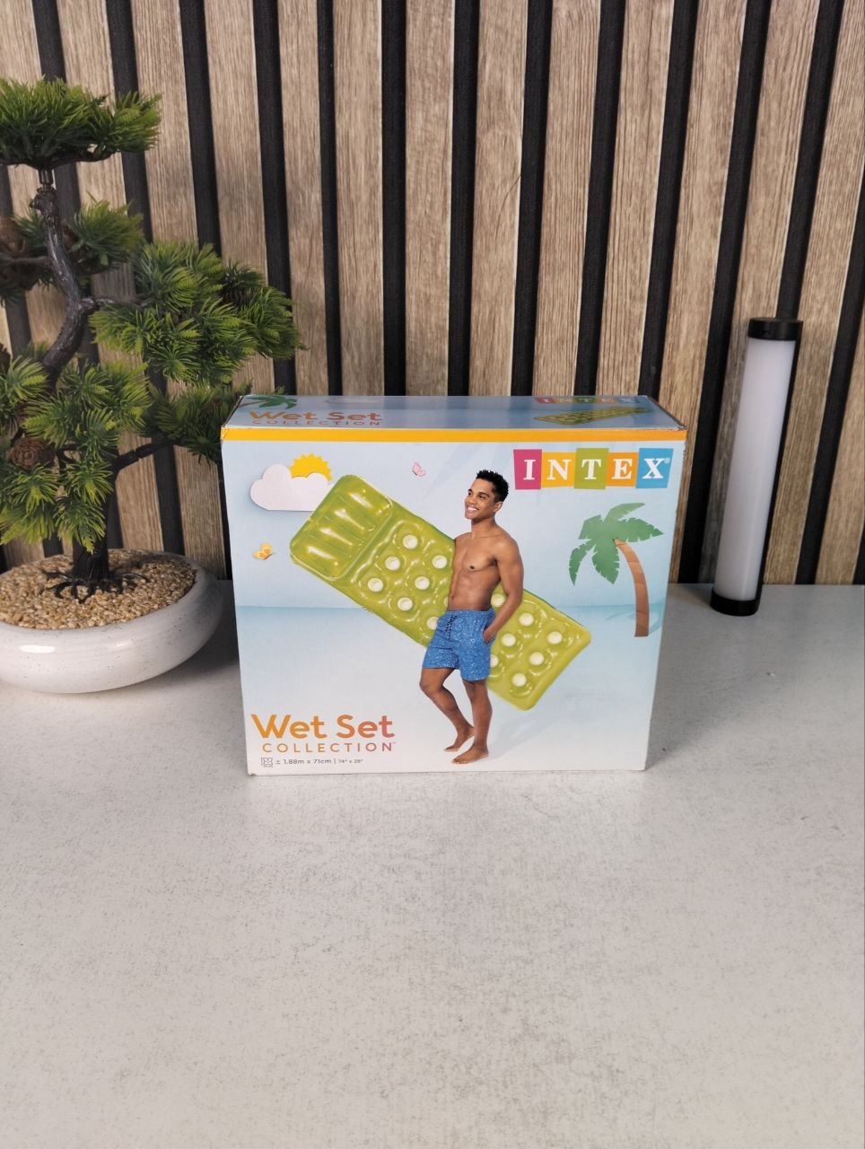Matelas-Gonflable-de-Piscine-Intex-58890EU-Avec-Oreiller-et-Porte-Gobelets-عوامة-المسبح-الهوائية-الفاخرة-مع-مسند-رأس-وحامل-أكواب-من-إنتكس.png