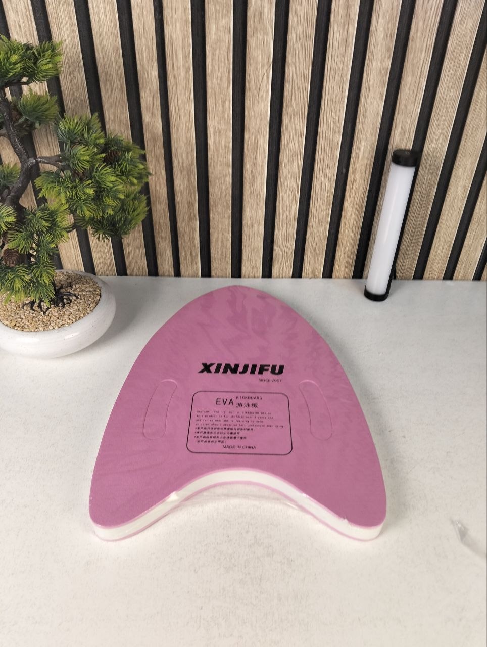 Planche-de-Natation-Kickboard-pour-Enfants-avec-Trous-de-Poign-e-Ergonomiques-لوح-السباحة-الإسفنجي-للأطفال-بمقابض-مطورة.png