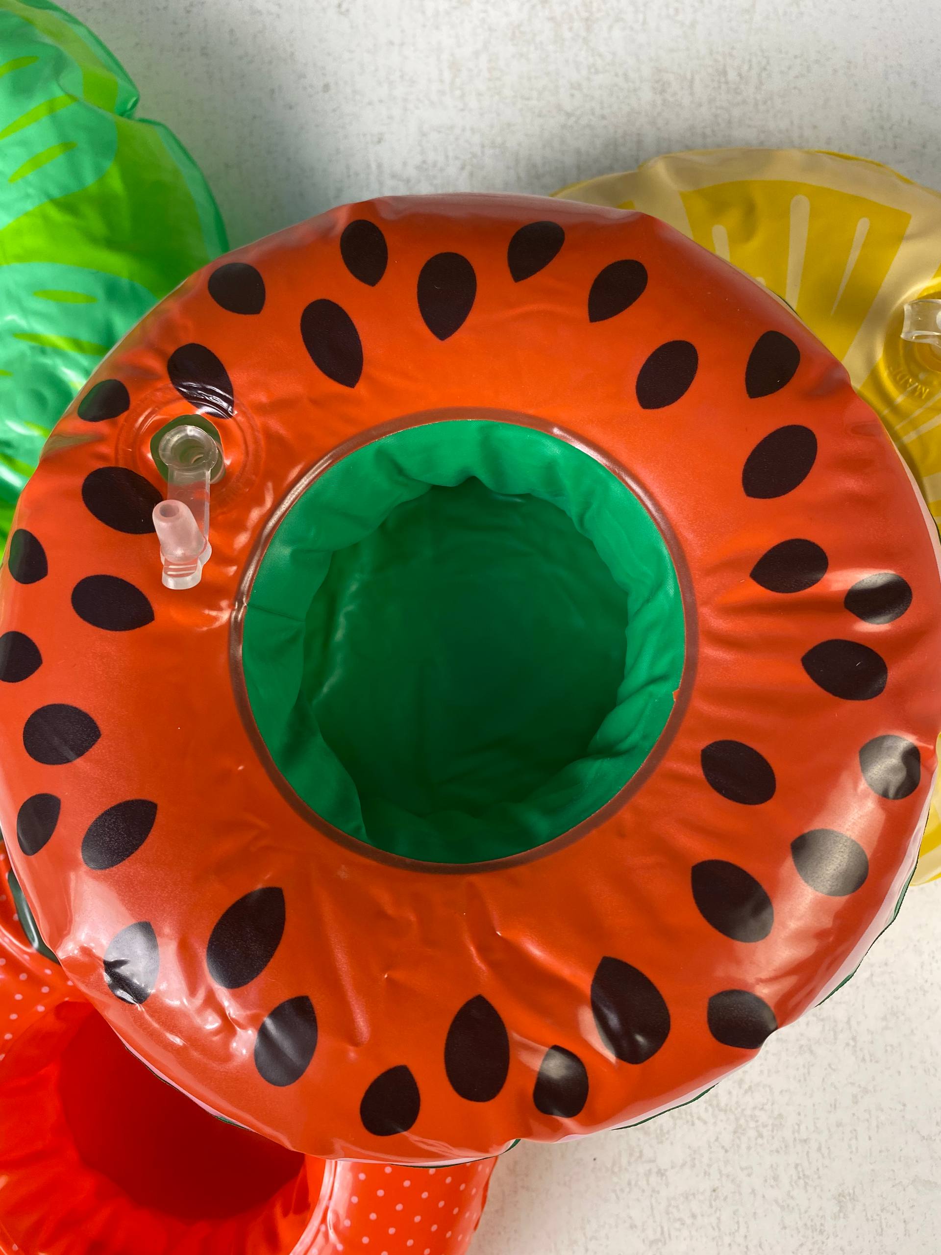 Porte-Gobelets-Flottants-Gonflables-pour-Piscine-Design-Amusant-Mat-riau-PVC-حامل-أكواب-مائي-منفوخ-للمسبح-بتصاميم-الفواكه.png