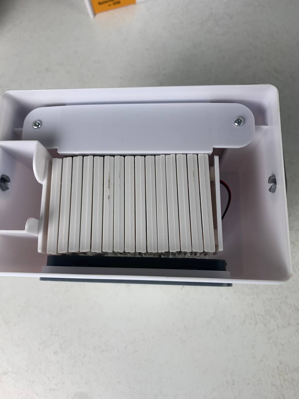 Refroidisseur-d-Air-vaporatif-Portable-USB-AC-Blu-Breeze-مبرد-هواء-محمول-مع-نظام-طاقة-مزدوج.png