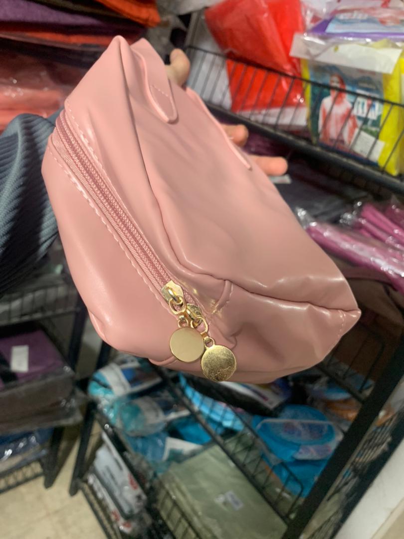Pochette cosmétique ensimili cuir à double fermeture éclair تنزوت