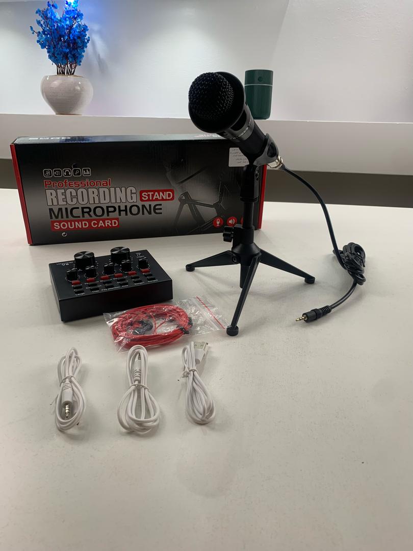 V8-Externe-Live-Carte-Son-avec-Microphone-Set-بطاقة-صوت-مع-ميكروفون-للتسجيلات-الصوتية.png