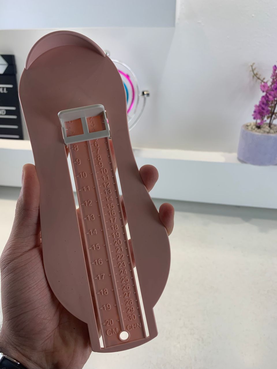 Règle de mesure de la taille des chaussures pour enfants – أداة قياس القدم للأطفال تنزوت