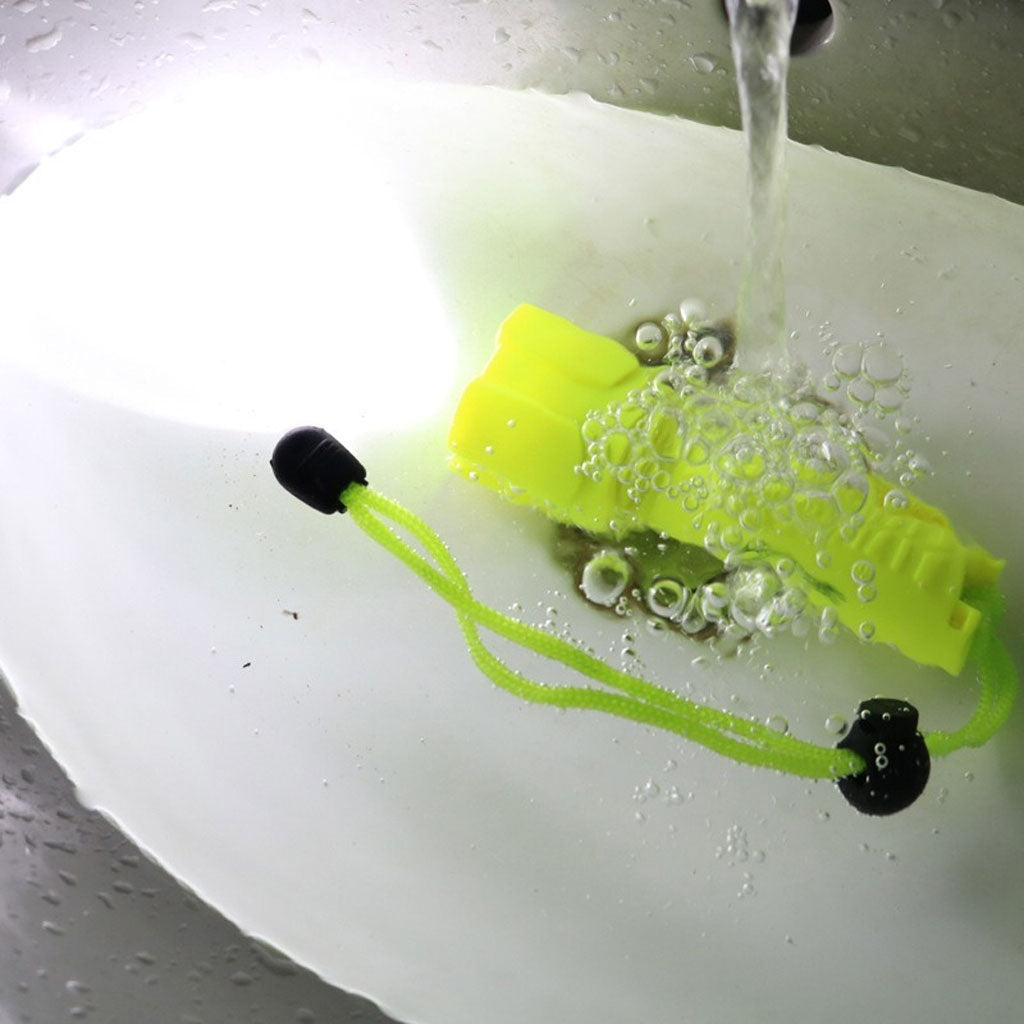 Lampe Torche Sous-Marine Étanche jusqu’à 25 mètres – مصباح تحت السباحة تحت الماء تنزوت