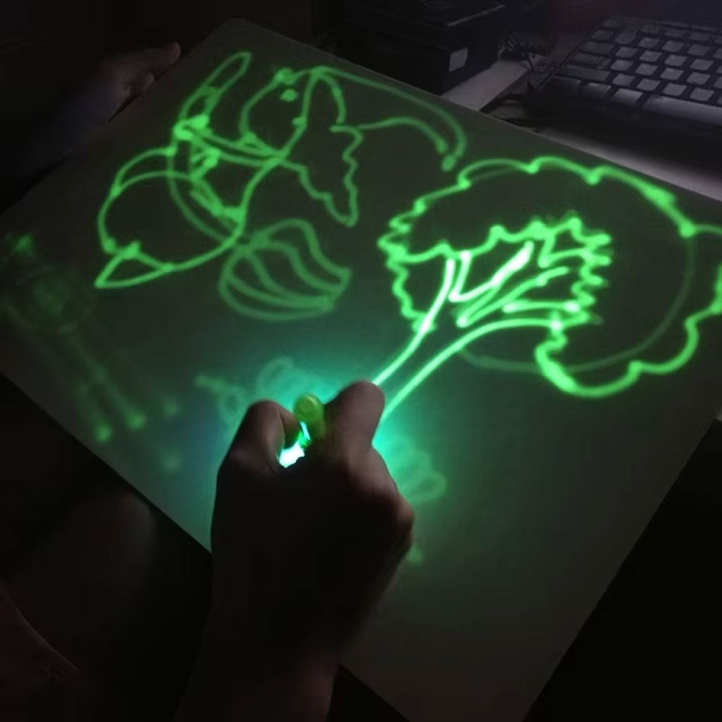 Planche-dessin-graffiti-lumineux-pour-enfants-avec-stylo-UV.png