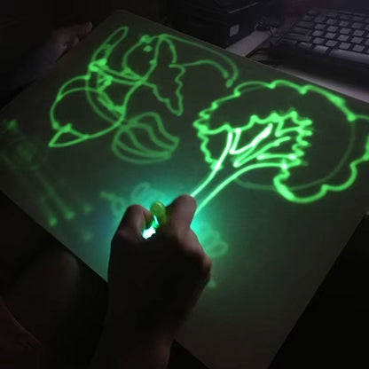 Planche-dessin-graffiti-lumineux-pour-enfants-avec-stylo-UV.png