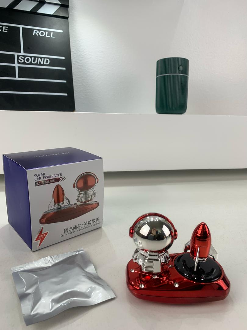 Parfum Voiture Solaire Décor Astronaute – موزع العطر في السيارة - تنزوت