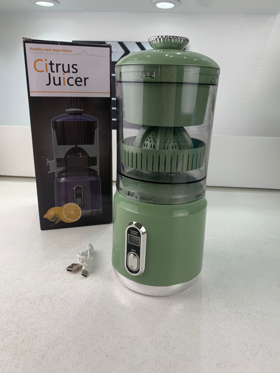 Presse Agrumes Electrique Portable 600 ml Rechargeable Moteur Silencieux – عصارة حمضيات محمولة وقابلة للشحن تنزوت