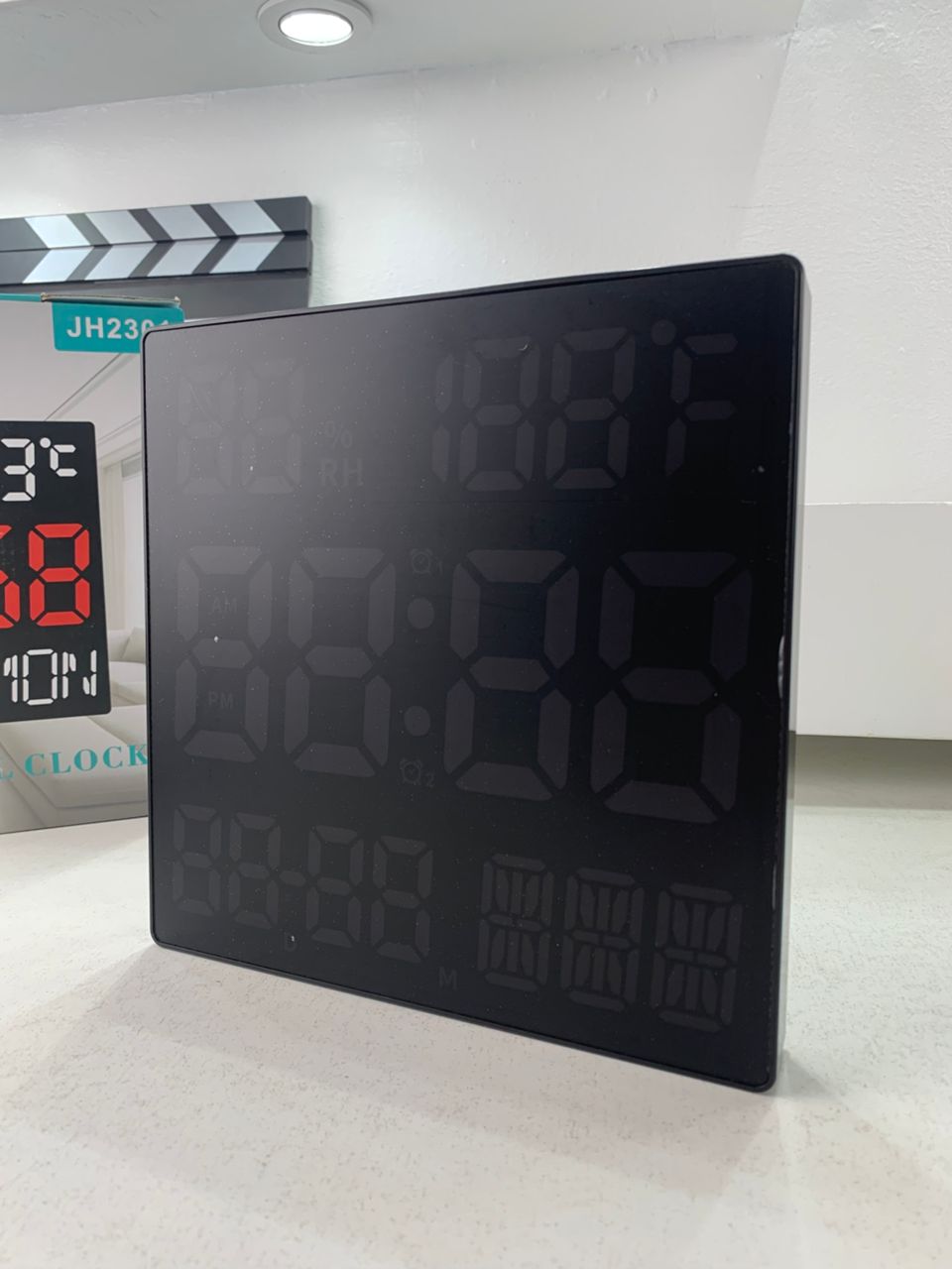 Horloge murale numérique forme carrée grand écran JH2301 – ساعة حائط رقمية تنزوت