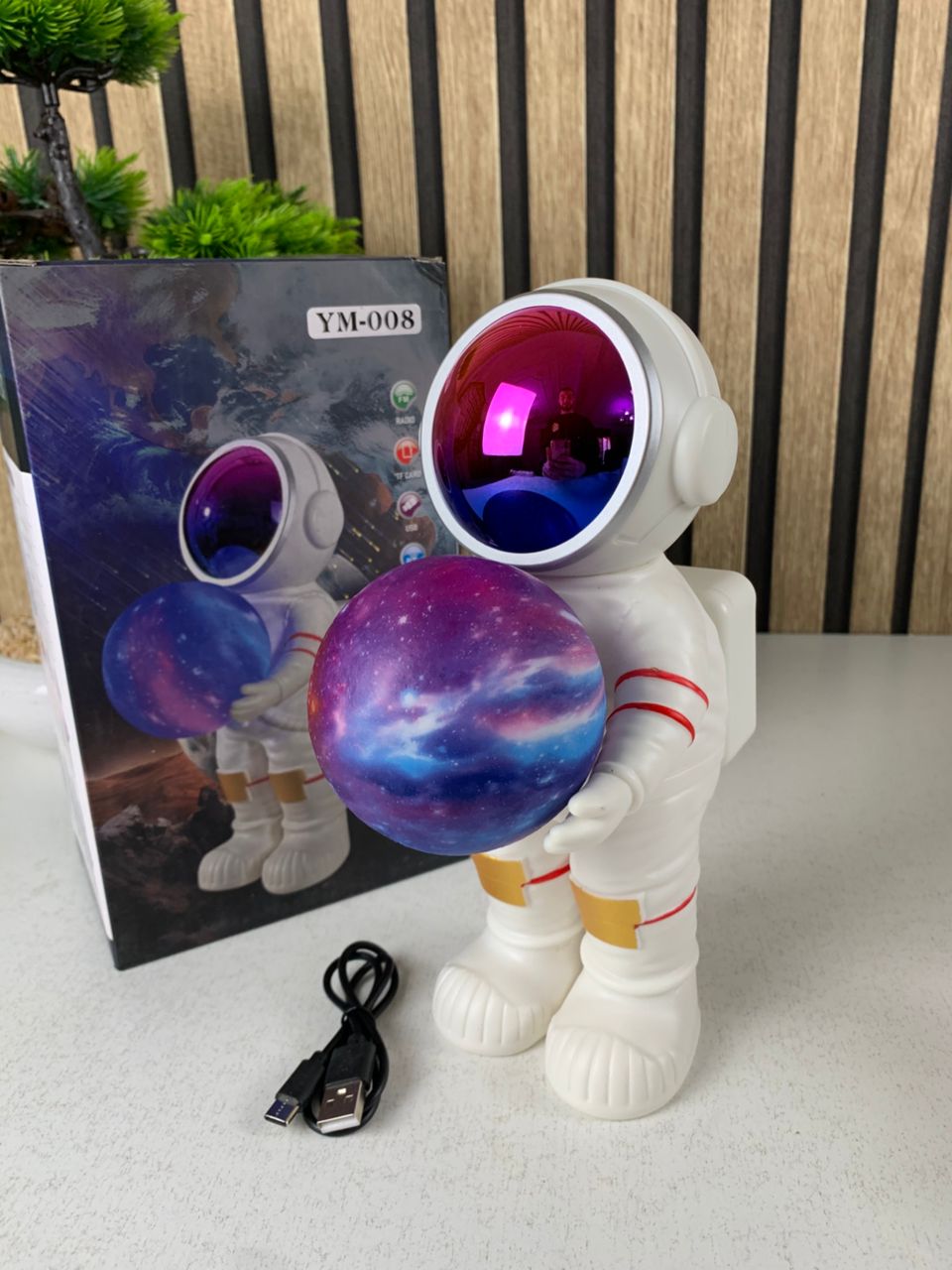 Haut-parleur-et-lampe-astronaute-id-ale-pour-la-d-coration-de-chambre-YM-008-مصباح-ومكبر-صوت-بلوتوث.png