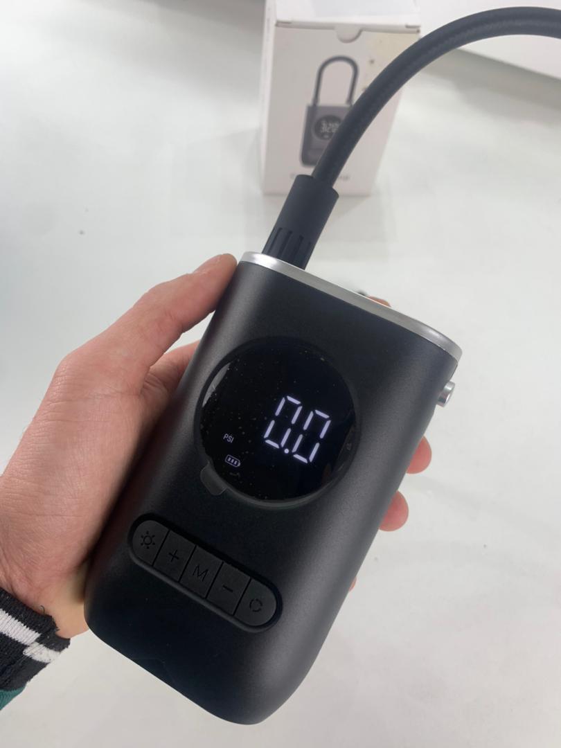 Compresseur-d-Air-Portable-150-PSI-avec-Lampe-LED-منفاخ-هواء-محمول-مع-إضاءة.png