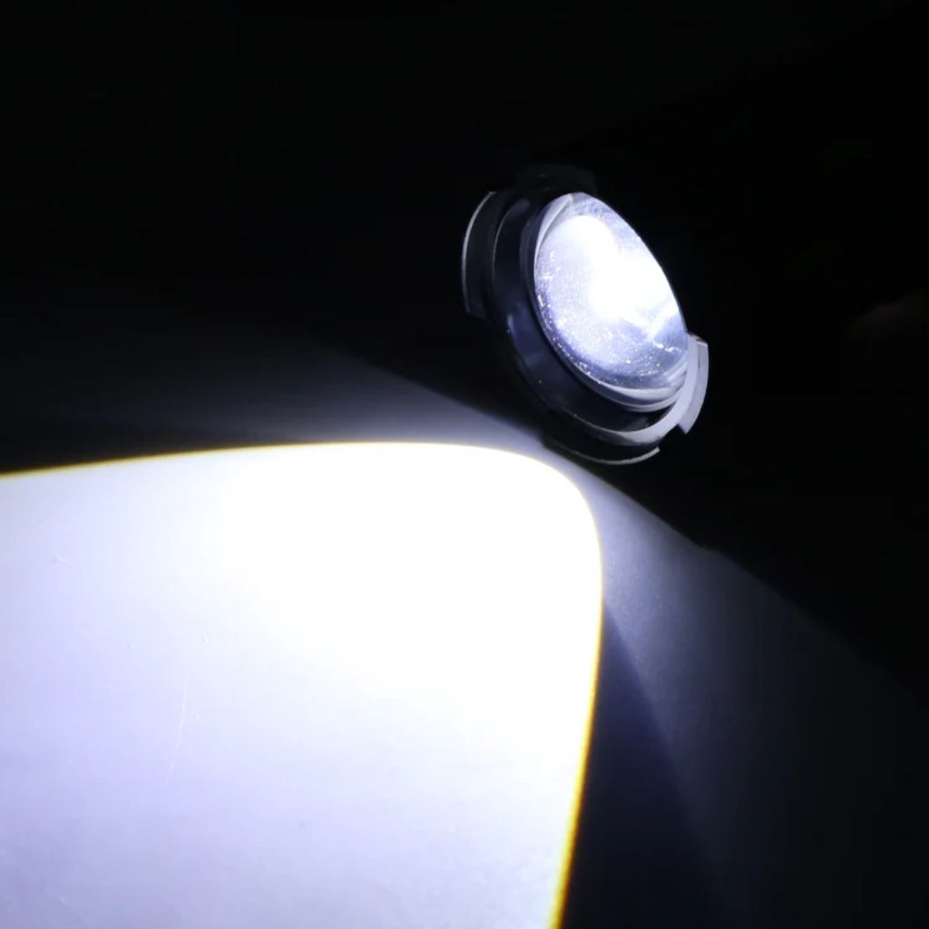 Lampe-de-Poche-LED-Zoom-T-lescopique-avec-Bandes-Fluorescentes-مصباح-يدوي-مع-زووم-تلسكوبي.png