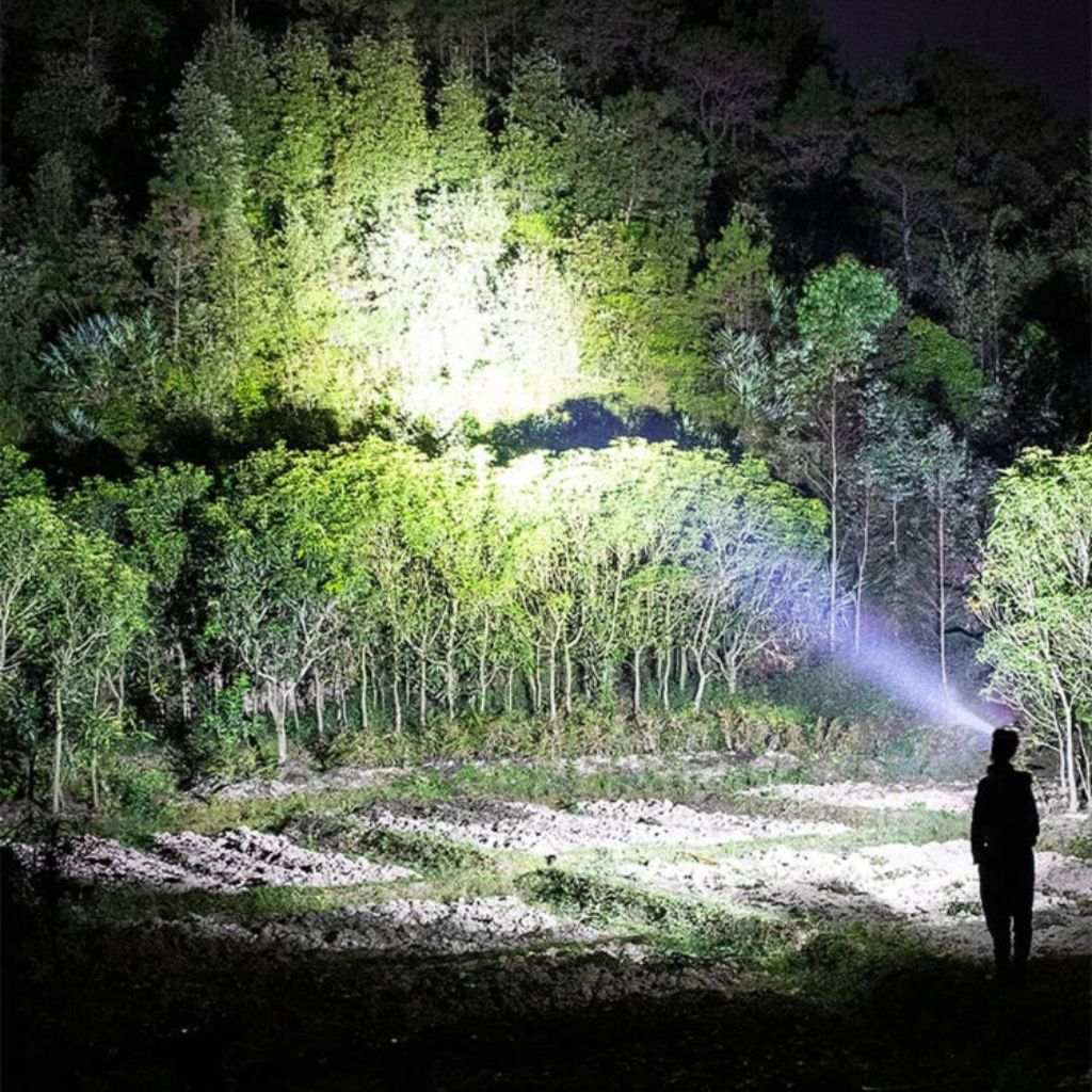 Lampe-de-Poche-LED-Zoom-T-lescopique-avec-Bandes-Fluorescentes-مصباح-يدوي-مع-زووم-تلسكوبي.png
