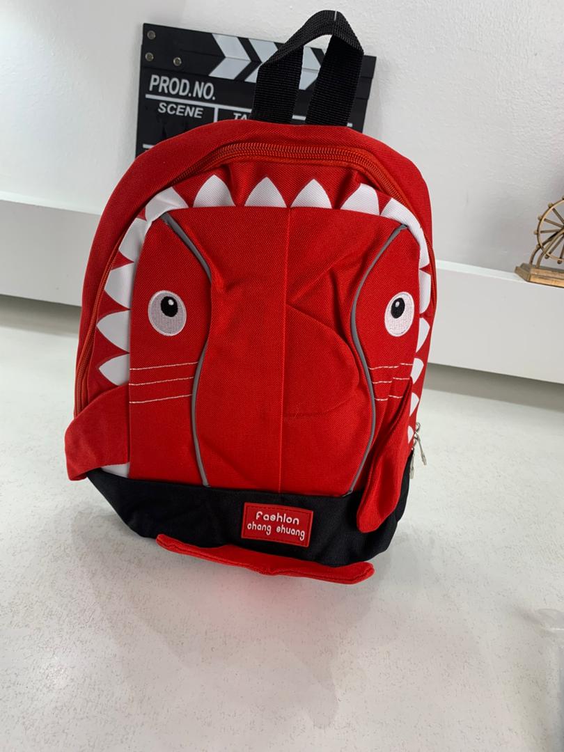 Sac à dos Enfants Design Requin Mignon Rouge – حقيبة أطفال برسوم القرش أحمر تنزوت