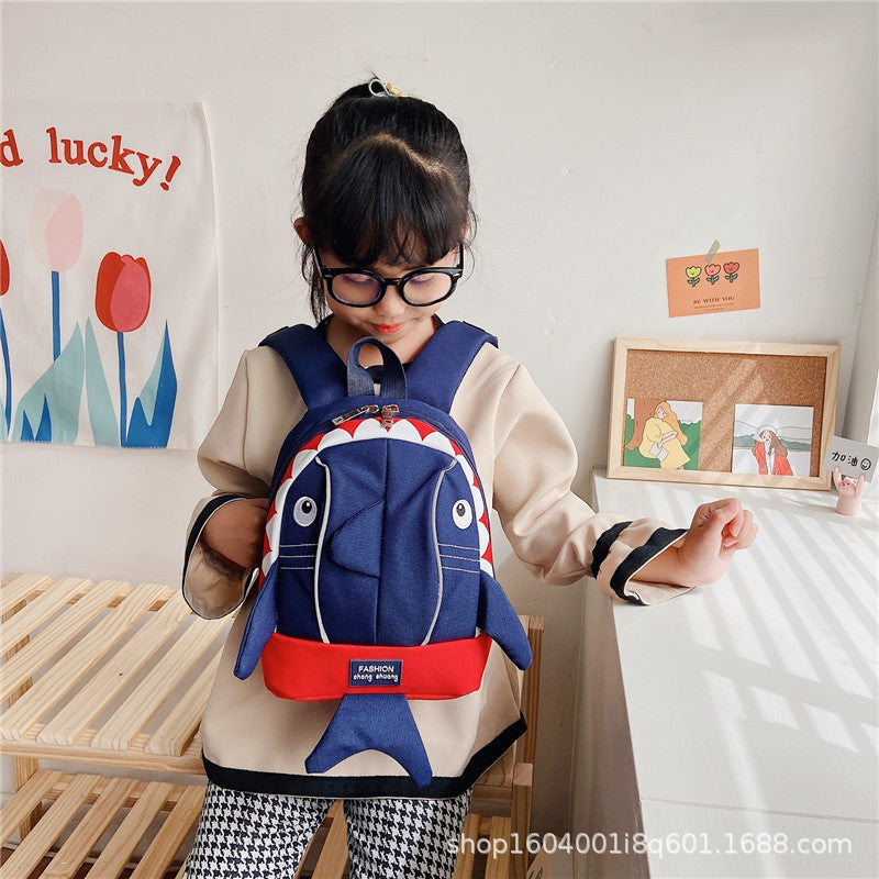 Sac à dos Enfants Design Requin Mignon Rouge – حقيبة أطفال برسوم القرش أحمر تنزوت