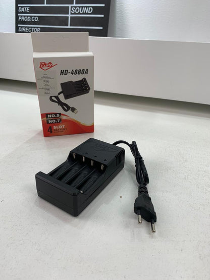 Chargeur de batterie pour piles AAA/AAA 1.2 V – شاحن بطاريات تنزوت