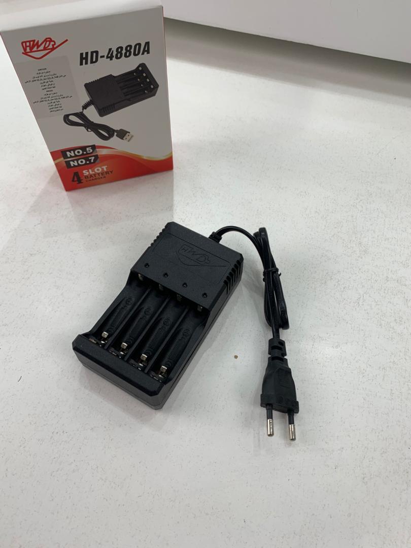Chargeur de batterie pour piles AAA/AAA 1.2 V – شاحن بطاريات تنزوت