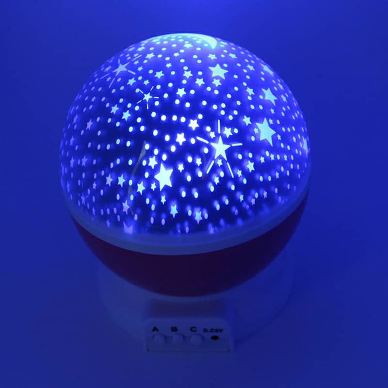 Projecteur LED rotatif produisant l’image d’un ciel étoilé, idéal pour la chambre d’un enfant - تنزوت