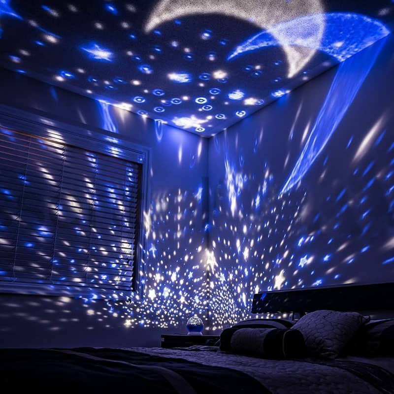 Projecteur LED rotatif produisant l’image d’un ciel étoilé, idéal pour la chambre d’un enfant - تنزوت