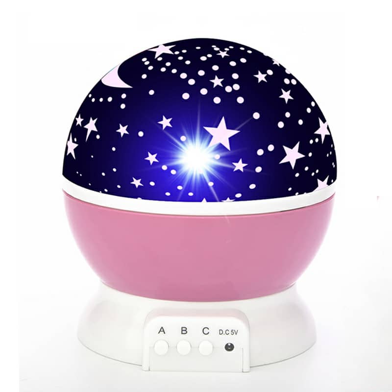 Projecteur LED rotatif produisant l’image d’un ciel étoilé, idéal pour la chambre d’un enfant - تنزوت
