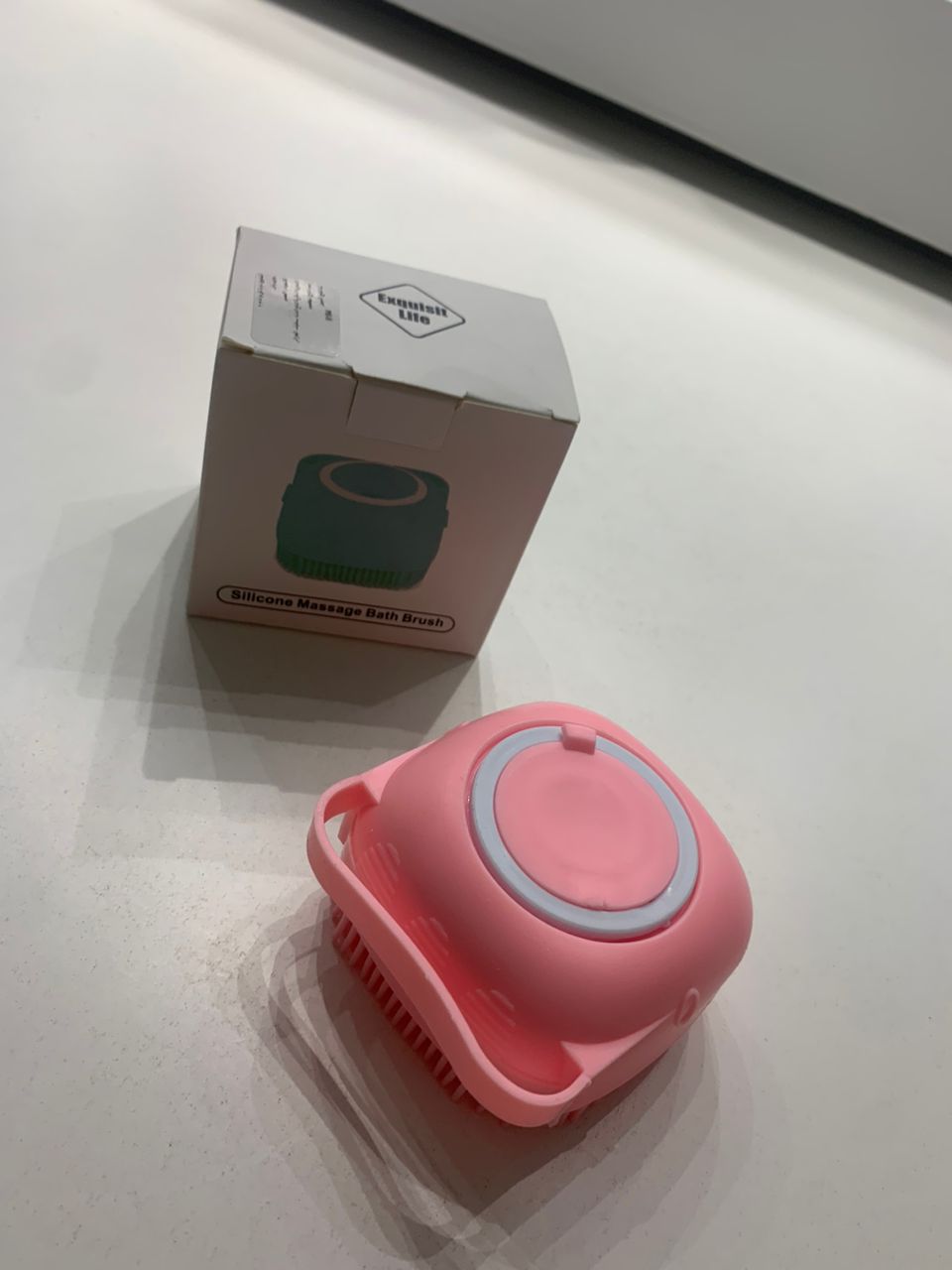Brosse-de-Nettoyage-et-Distributeur-De-Shampoing-en-Silicone-فرشاة-الحمام-من-السيليكون.png