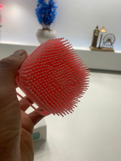 Brosse-de-Nettoyage-et-Distributeur-De-Shampoing-en-Silicone-فرشاة-الحمام-من-السيليكون.png