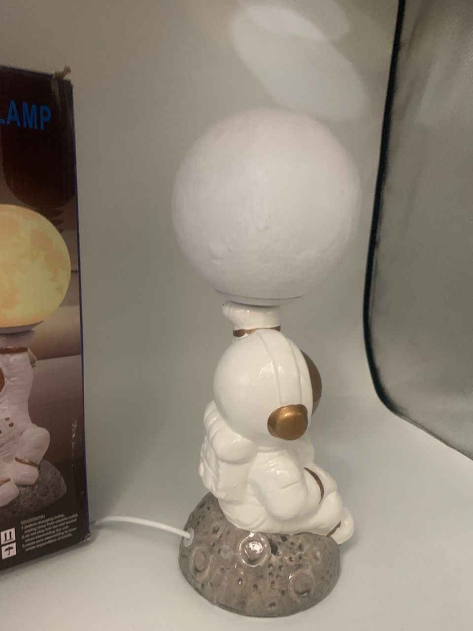 Veilleuse-Astronaute-et-Lampe-de-Table-en-C-ramique.png