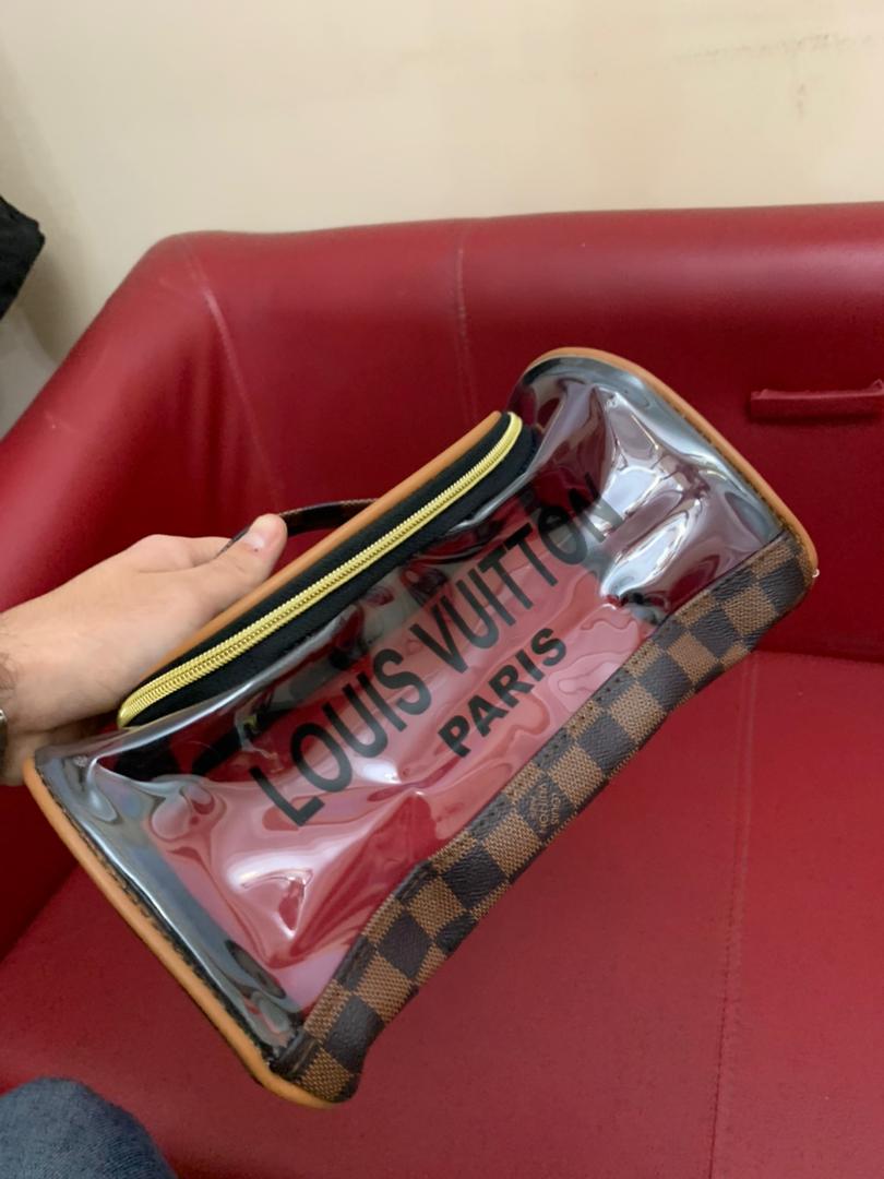 Pochette de Bain pour Produits Cosmétiques LV Unisexe – حقيبة أغراض الحمام تنزوت