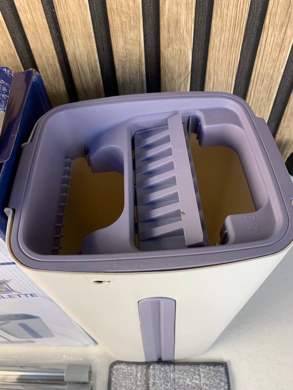 Balai-serpill-re-plat-avec-seau-deux-compartiments-et-lingettes-en-microfibre-ممسحة-مايكروفيبر-مع-دلو-بغرفتين-للفصل-بين-الماء-النظيف.png