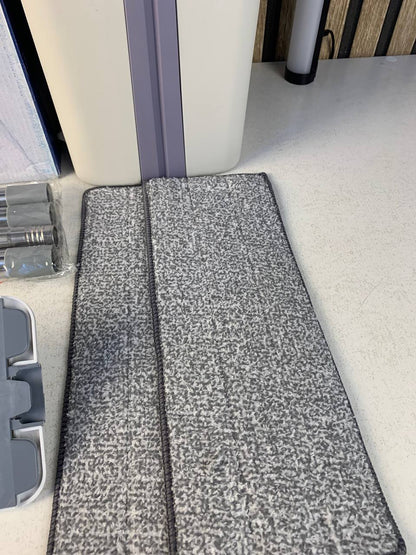Balai-serpill-re-plat-avec-seau-deux-compartiments-et-lingettes-en-microfibre-ممسحة-مايكروفيبر-مع-دلو-بغرفتين-للفصل-بين-الماء-النظيف.png