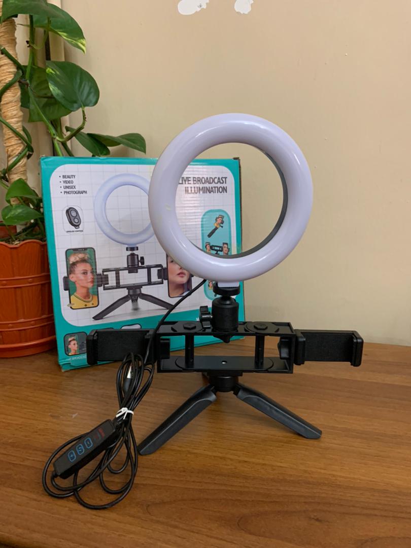 Anneau-Selfie-LED-20-cm-avec-2-Supports-Smartphone-et-3-Modes-d-clairage.png